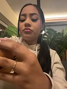 Snapshot of Luisa_Fernandaa chatting on 02-21-26, 02:23 Luisa Fernandaa online show from 02-21-26, 02:23