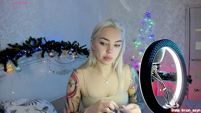 LillyMoure  online show from 12-19-25, 11:23