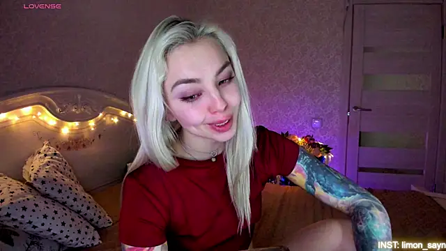 Snapshot of LillyMoure_ chatting on 04-29-26, 11:55 LillyMoure online show from 04-29-26, 11:55