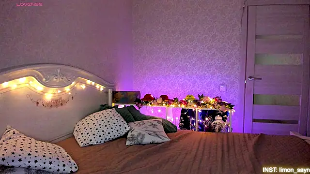 Snapshot of LillyMoure_ chatting on 05-01-26, 11:20 LillyMoure online show from 05-01-26, 11:20