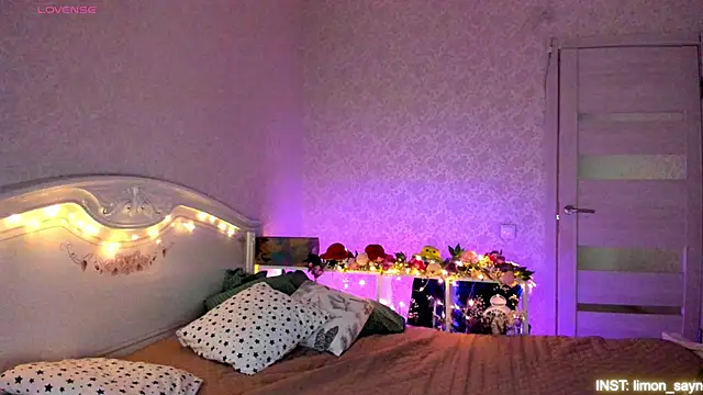 Snapshot of LillyMoure_ chatting on 05-03-26, 11:22 LillyMoure online show from 05-03-26, 11:22