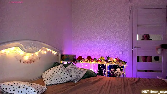 Snapshot of LillyMoure_ chatting on 05-04-26, 11:56 LillyMoure online show from 05-04-26, 11:56