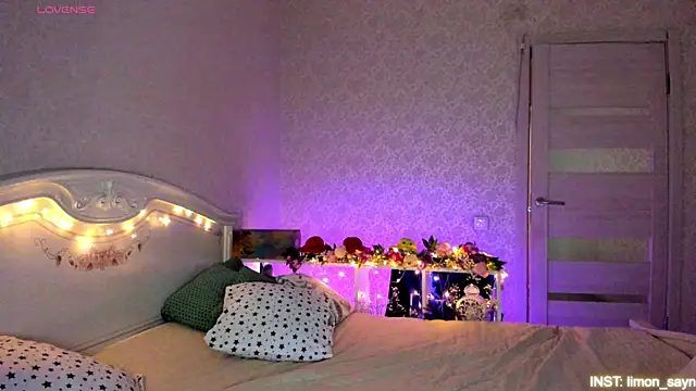 Snapshot of LillyMoure_ chatting on 05-11-26, 12:16 LillyMoure online show from 05-11-26, 12:16