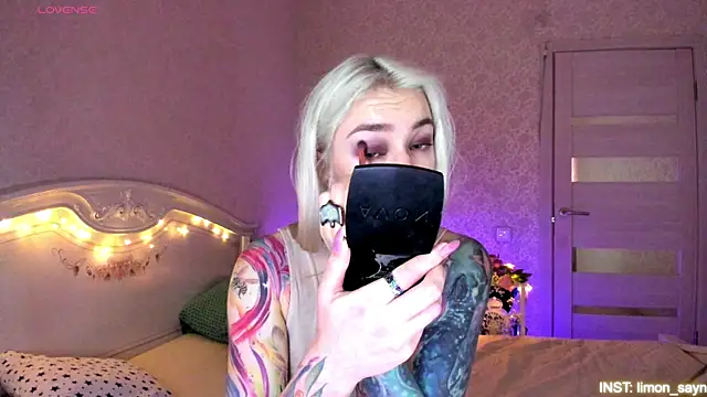 Snapshot of LillyMoure_ chatting on 05-18-26, 01:02 LillyMoure online show from 05-18-26, 01:02