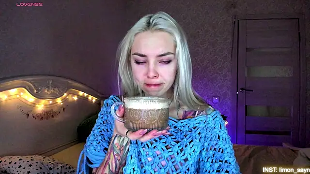 Snapshot of LillyMoure_ chatting on 05-19-26, 11:44 LillyMoure online show from 05-19-26, 11:44