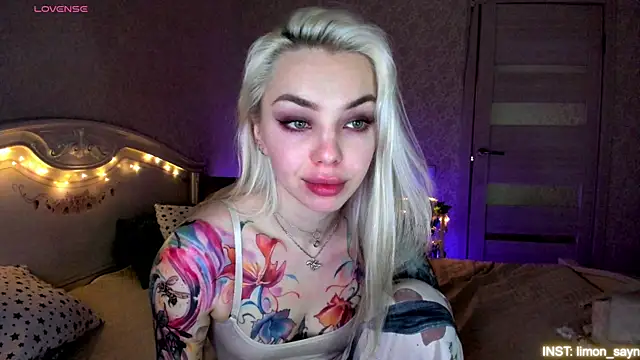 Snapshot of LillyMoure_ chatting on 05-28-26, 11:35 LillyMoure online show from 05-28-26, 11:35