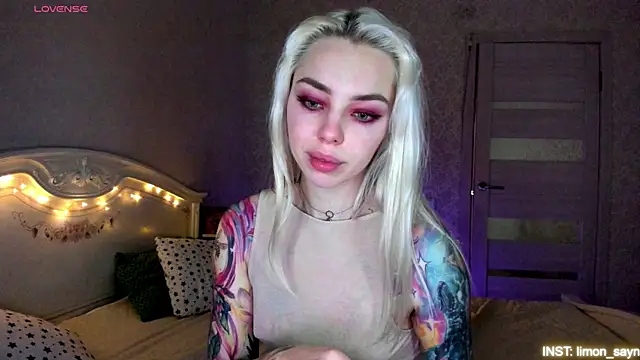 Snapshot of LillyMoure_ chatting on 05-29-26, 11:25 LillyMoure online show from 05-29-26, 11:25
