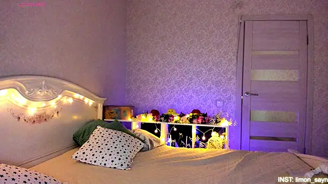 Snapshot of LillyMoure_ chatting on 06-01-26, 11:39 LillyMoure online show from 06-01-26, 11:39