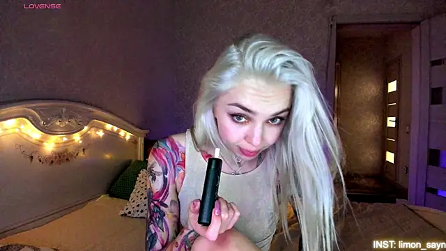Snapshot of LillyMoure_ chatting on 06-11-26, 03:04 LillyMoure online show from 06-11-26, 03:04
