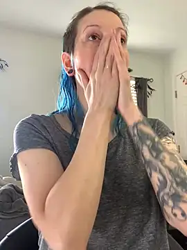 MissCumberdale online show from 01-05-25, 05:41