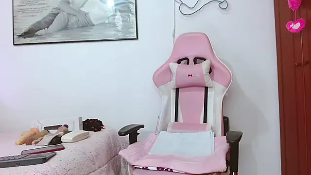 Snapshot of Amelie_Rousell chatting on 10-06-25, 02:25 Amelie Rousell online show from 10-06-25, 02:25