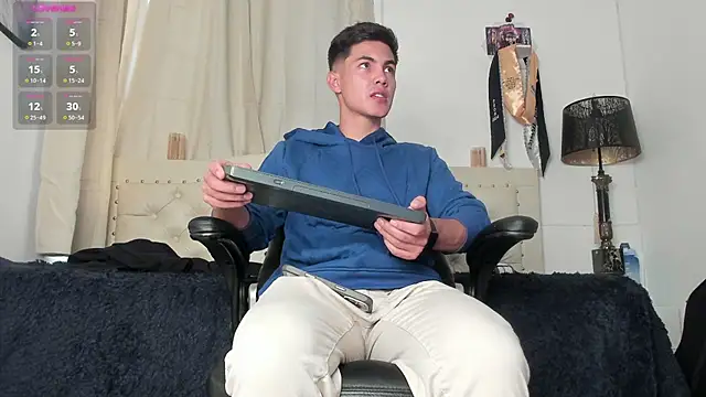 Snapshot of Adams_ricci chatting on 01-25-25, 10:28 Adams ricci online show from 01-25-25, 10:28