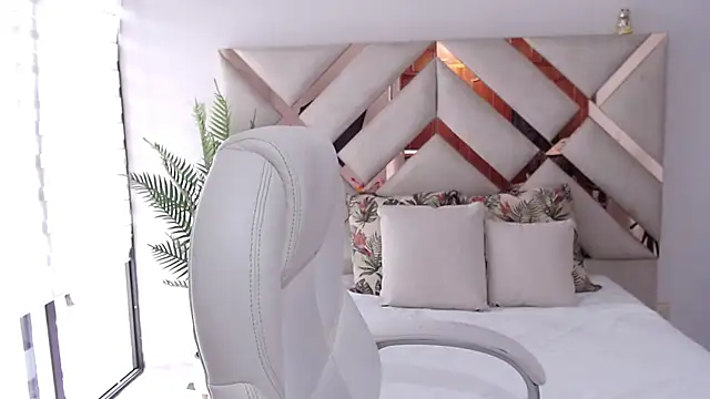 Snapshot of sophia_hadid chatting on 03-21-25, 06:07 sophia hadid online show from 03-21-25, 06:07