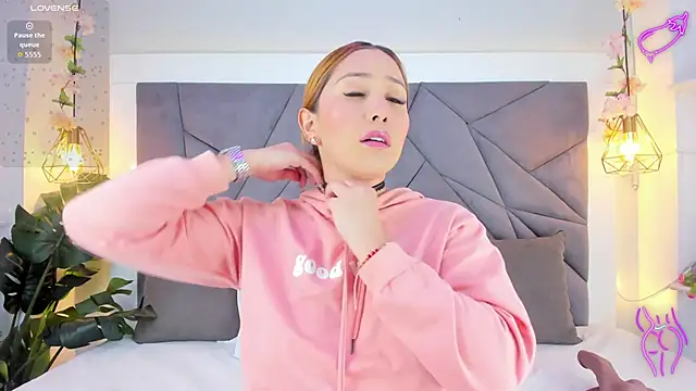 Snapshot of KiarhaTrixie chatting on 09-10-25, 11:21 KiarhaTrixie online show from 09-10-25, 11:21