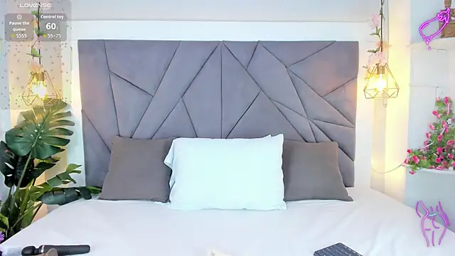 Snapshot of KiarhaTrixie chatting on 10-12-25, 11:31 KiarhaTrixie online show from 10-12-25, 11:31