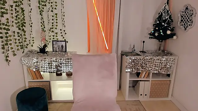 mia x love online show from 12-21-25, 06:53