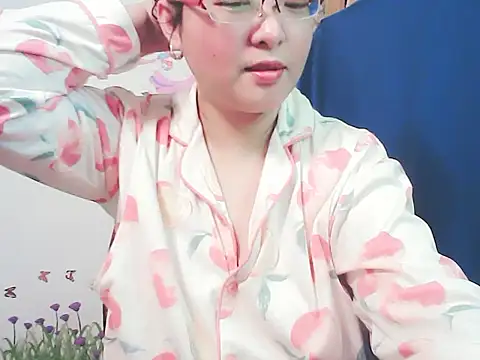 Snapshot of xiaorou-z chatting on 12-01-25, 03:17 xiaorou-z online show from 12-01-25, 03:17