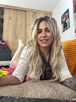 Snapshot of zafiro_mo0n chatting on 12-30-24, 12:22 zafiro mo0n online show from 12-30-24, 12:22