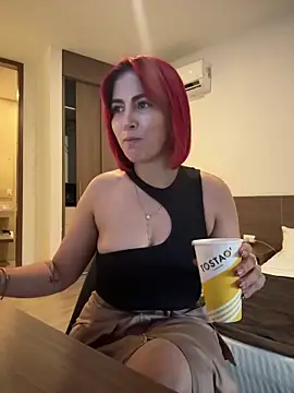 Snapshot of zafiro_mo0n chatting on 01-06-25, 10:37 zafiro mo0n online show from 01-06-25, 10:37