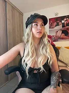 Snapshot of zafiro_mo0n chatting on 01-13-25, 12:09 zafiro mo0n online show from 01-13-25, 12:09