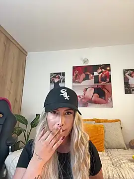 Snapshot of zafiro_mo0n chatting on 02-24-25, 10:58 zafiro mo0n online show from 02-24-25, 10:58