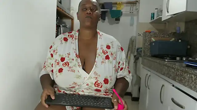 Snapshot of LiraRusso chatting on 10-20-25, 10:32 LiraRusso online show from 10-20-25, 10:32