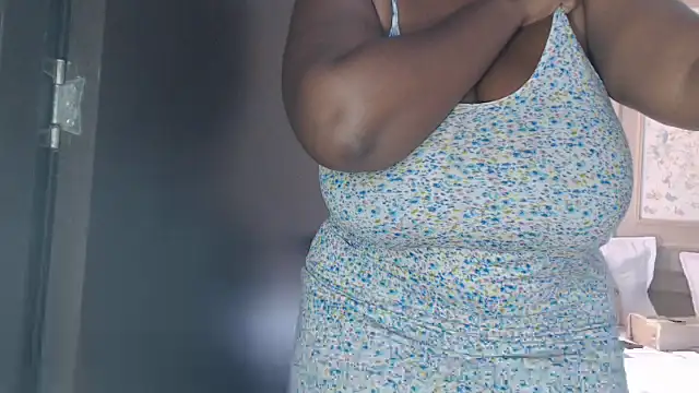 Snapshot of LiraRusso chatting on 10-24-25, 04:25 LiraRusso online show from 10-24-25, 04:25