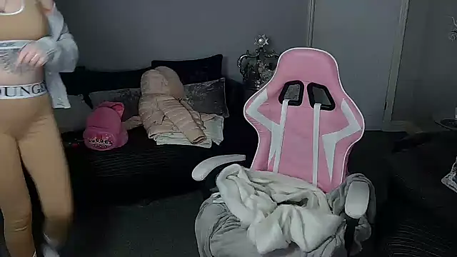 Snapshot of Red_firesquirt chatting on 12-16-24, 02:38 Red firesquirt online show from 12-16-24, 02:38