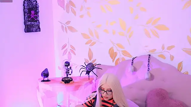 Misselektra   online show from 10-31-25, 05:19