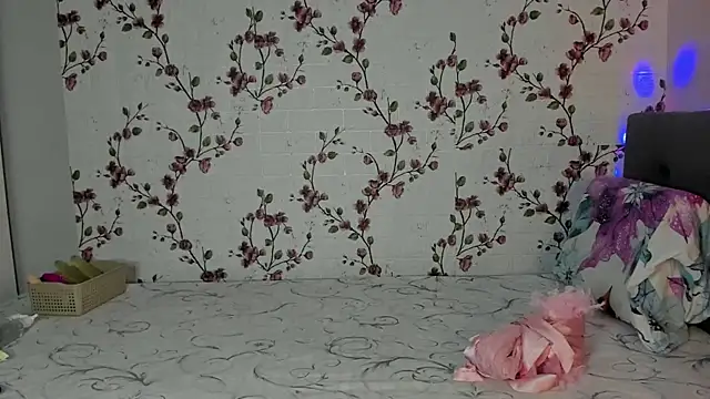 Snapshot of Alisagold90 chatting on 10-13-25, 07:19 Alisagold90 online show from 10-13-25, 07:19