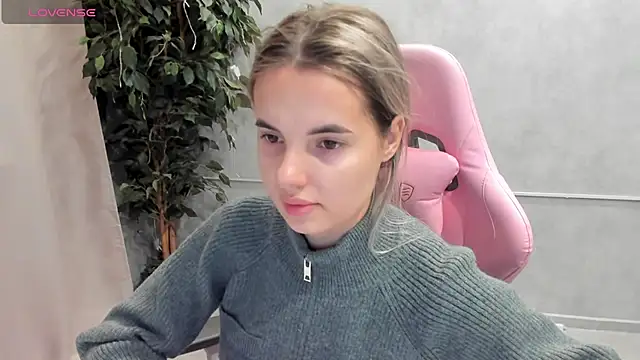 Snapshot of Donna_Evans chatting on 03-06-25, 12:00 Donna Evans online show from 03-06-25, 12:00