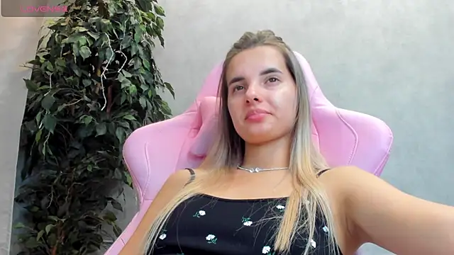 Snapshot of Donna_Evans chatting on 03-18-25, 04:48 Donna Evans online show from 03-18-25, 04:48