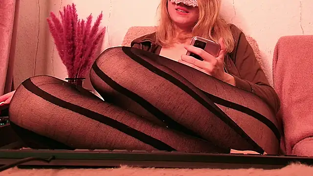 Snapshot of SecretAnni chatting on 12-28-24, 08:36 SecretAnni online show from 12-28-24, 08:36