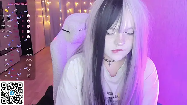 Snapshot of SelenaCute chatting on 02-10-26, 05:33 SelenaCute online show from 02-10-26, 05:33