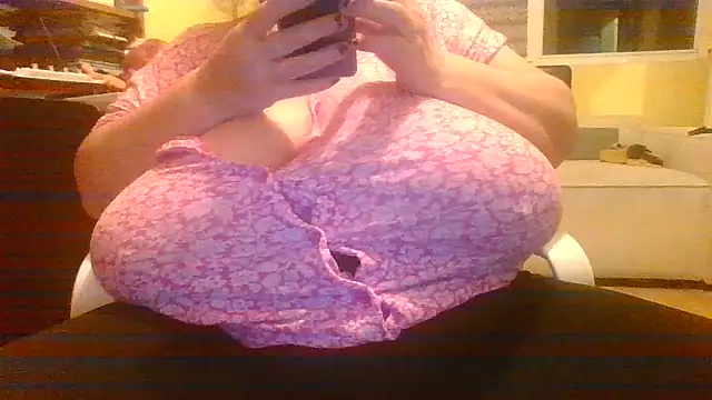 Snapshot of Nataliesbestjuggs chatting on 10-19-25, 08:42 Nataliesbestjuggs online show from 10-19-25, 08:42