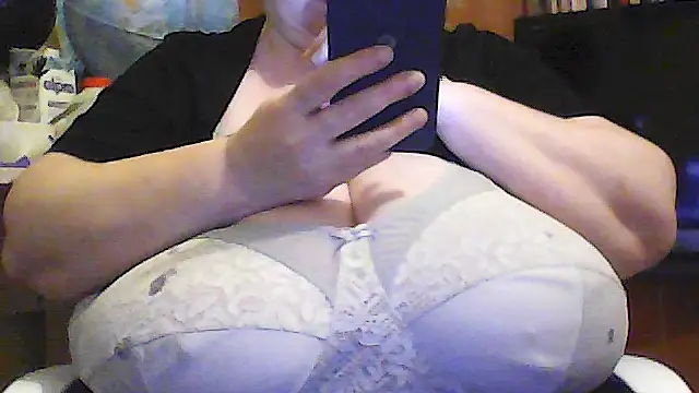 Snapshot of Nataliesbestjuggs chatting on 06-10-26, 09:14 Nataliesbestjuggs online show from 06-10-26, 09:14