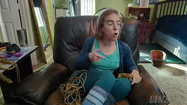 Snapshot of Linzy_19 chatting on 12-30-24, 05:02 Linzy 19 online show from 12-30-24, 05:02