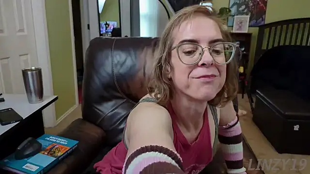 Snapshot of Linzy_19 chatting on 01-09-25, 08:22 Linzy 19 online show from 01-09-25, 08:22