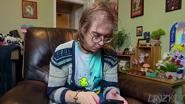 Snapshot of Linzy_19 chatting on 01-28-25, 04:41 Linzy 19 online show from 01-28-25, 04:41