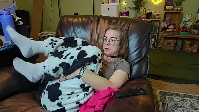 Snapshot of Linzy_19 chatting on 01-31-25, 04:14 Linzy 19 online show from 01-31-25, 04:14