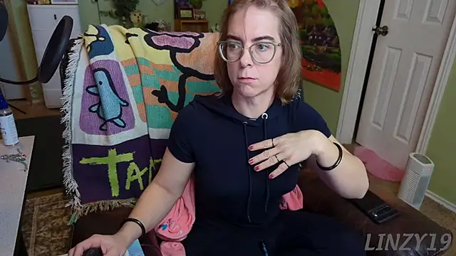 Snapshot of Linzy_19 chatting on 02-16-25, 06:43 Linzy 19 online show from 02-16-25, 06:43