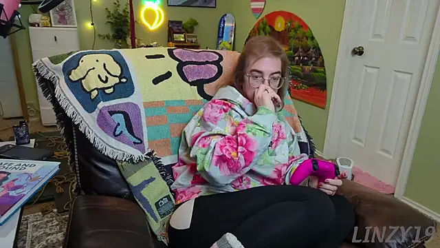 Snapshot of Linzy_19 chatting on 02-19-25, 12:03 Linzy 19 online show from 02-19-25, 12:03