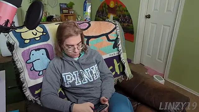 Snapshot of Linzy_19 chatting on 02-21-25, 05:20 Linzy 19 online show from 02-21-25, 05:20