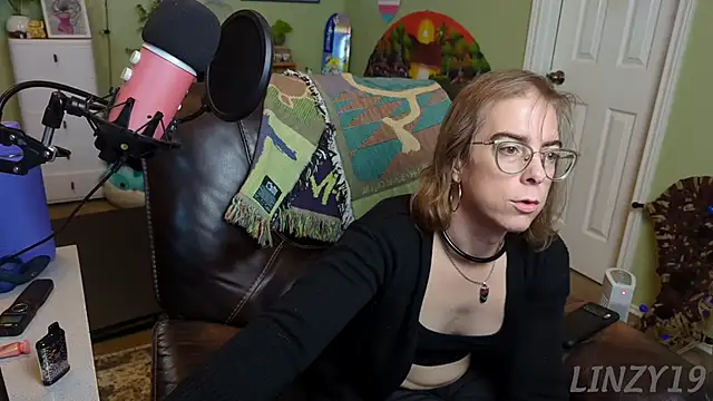 Snapshot of Linzy_19 chatting on 02-24-25, 04:15 Linzy 19 online show from 02-24-25, 04:15