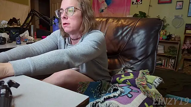 Snapshot of Linzy_19 chatting on 03-18-25, 02:25 Linzy 19 online show from 03-18-25, 02:25