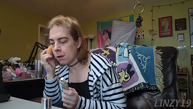 Snapshot of Linzy_19 chatting on 03-21-25, 04:18 Linzy 19 online show from 03-21-25, 04:18