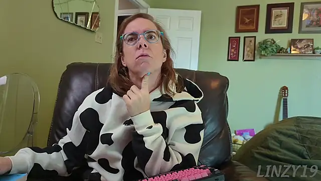 Snapshot of Linzy_19 chatting on 11-12-25, 04:40 Linzy 19 online show from 11-12-25, 04:40