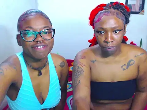 Snapshot of The_wickles_4443 chatting on 02-15-25, 03:52 The wickles 4443 online show from 02-15-25, 03:52