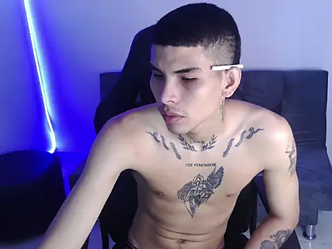 Snapshot of hot_king20 chatting on 12-18-25, 04:24 hot king20 online show from 12-18-25, 04:24