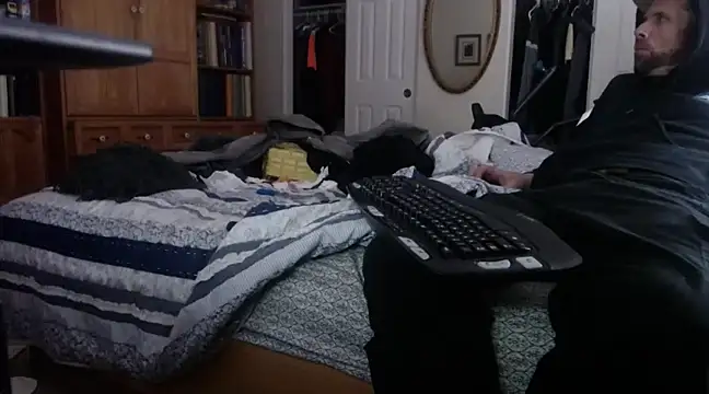 Snapshot of HandsumHungDaddy chatting on 02-16-25, 09:05 HandsumHungDaddy online show from 02-16-25, 09:05